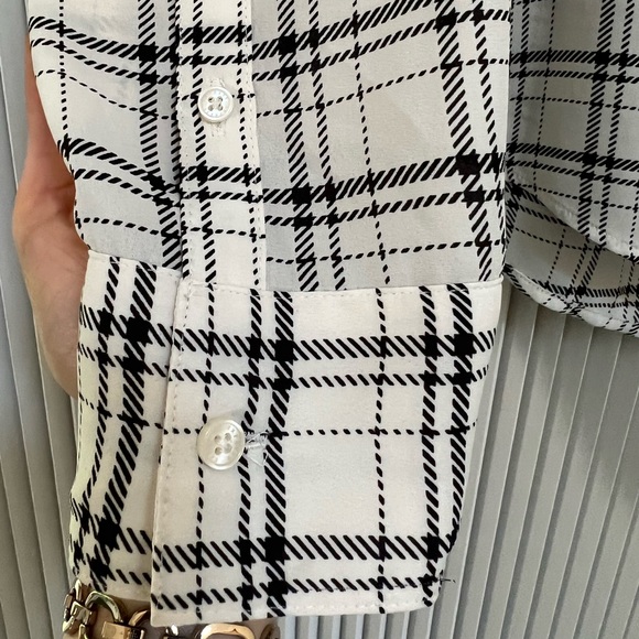 Express Plaid Gathered V-neck Blouse - Picture 5 of 6